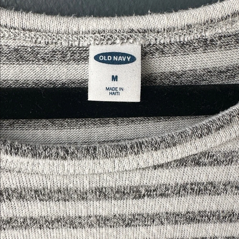 🩶 OLD NAVY women’s Long Sleeve Tee shirt size medium M gray and white stripes - Picture 6 of 7